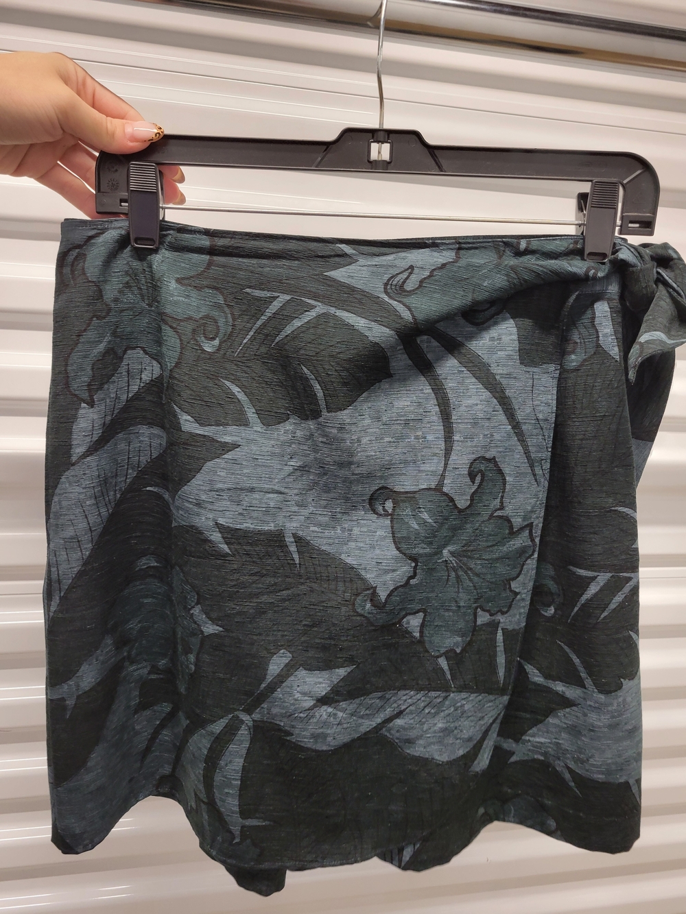 Tiki Classics 100% Silk Hawaiian Skort Black Tropical Print Size 8 Mini Resort
